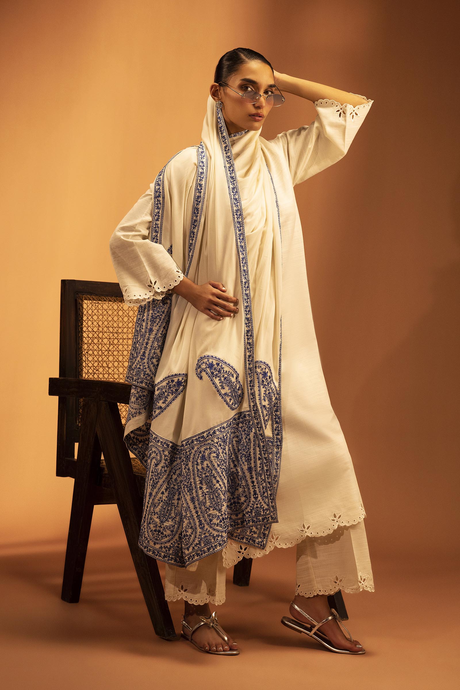 Embroidered Linen Shawl Main image