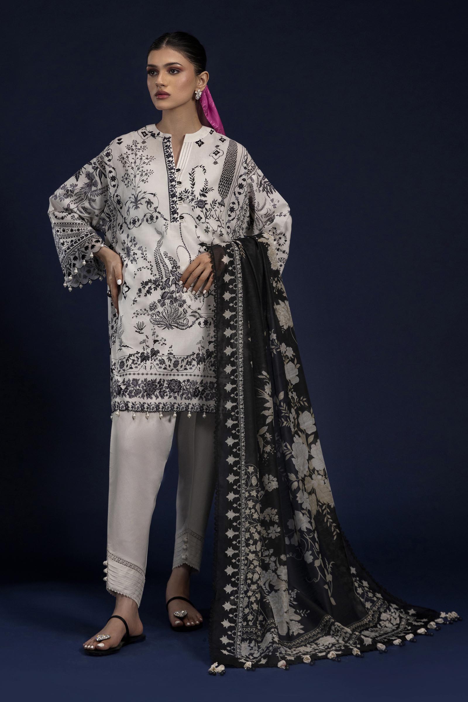 Unstitched Lawn 3 Piece Suit Main image