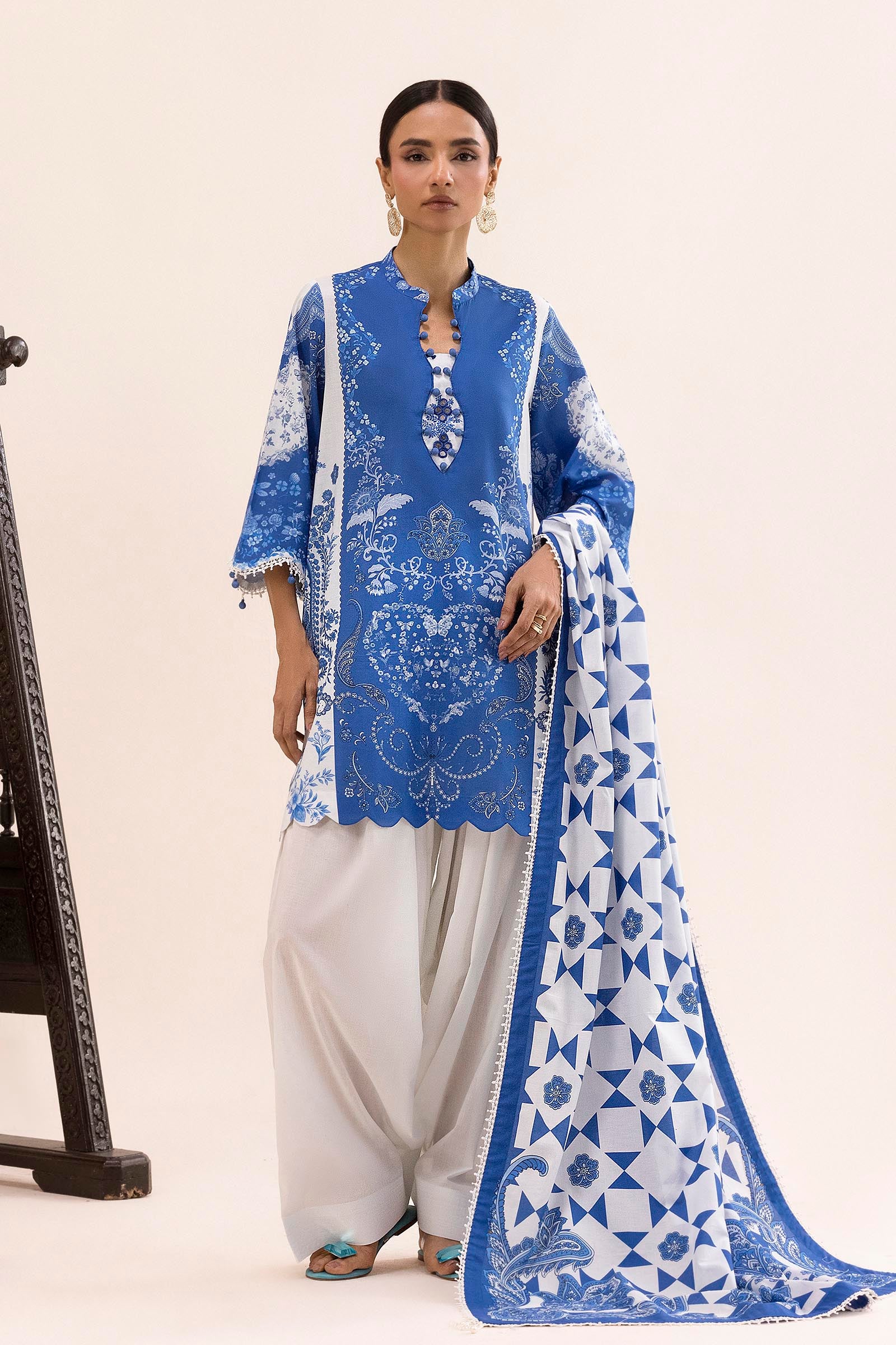 Unstitched 3 Piece Lawn Suit Main image