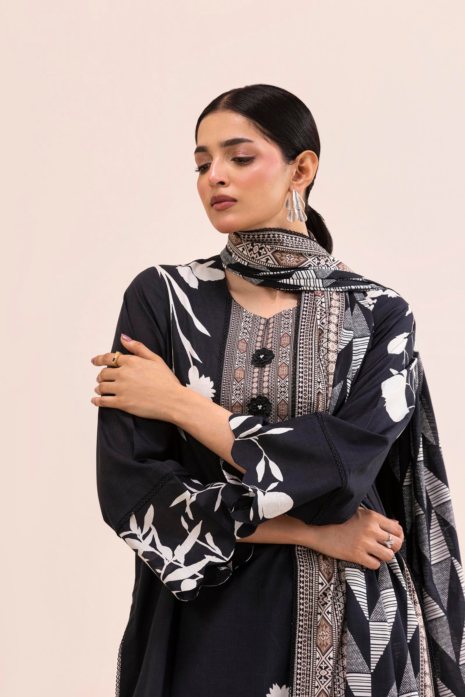 Unstitched 3 Piece Lawn Suit Secondary image
