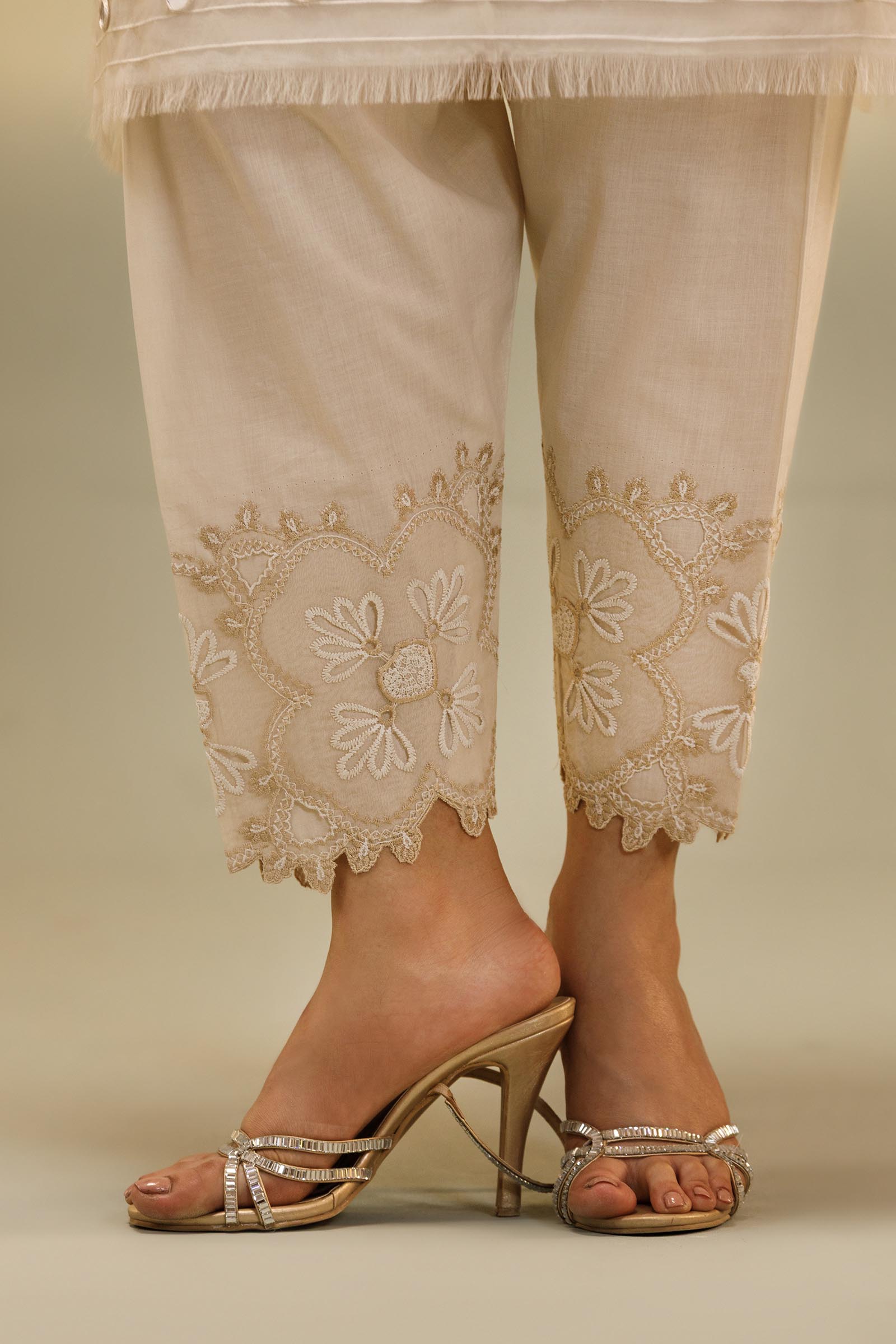 Unstitched Embroidered 3 Piece Muzlin Suit