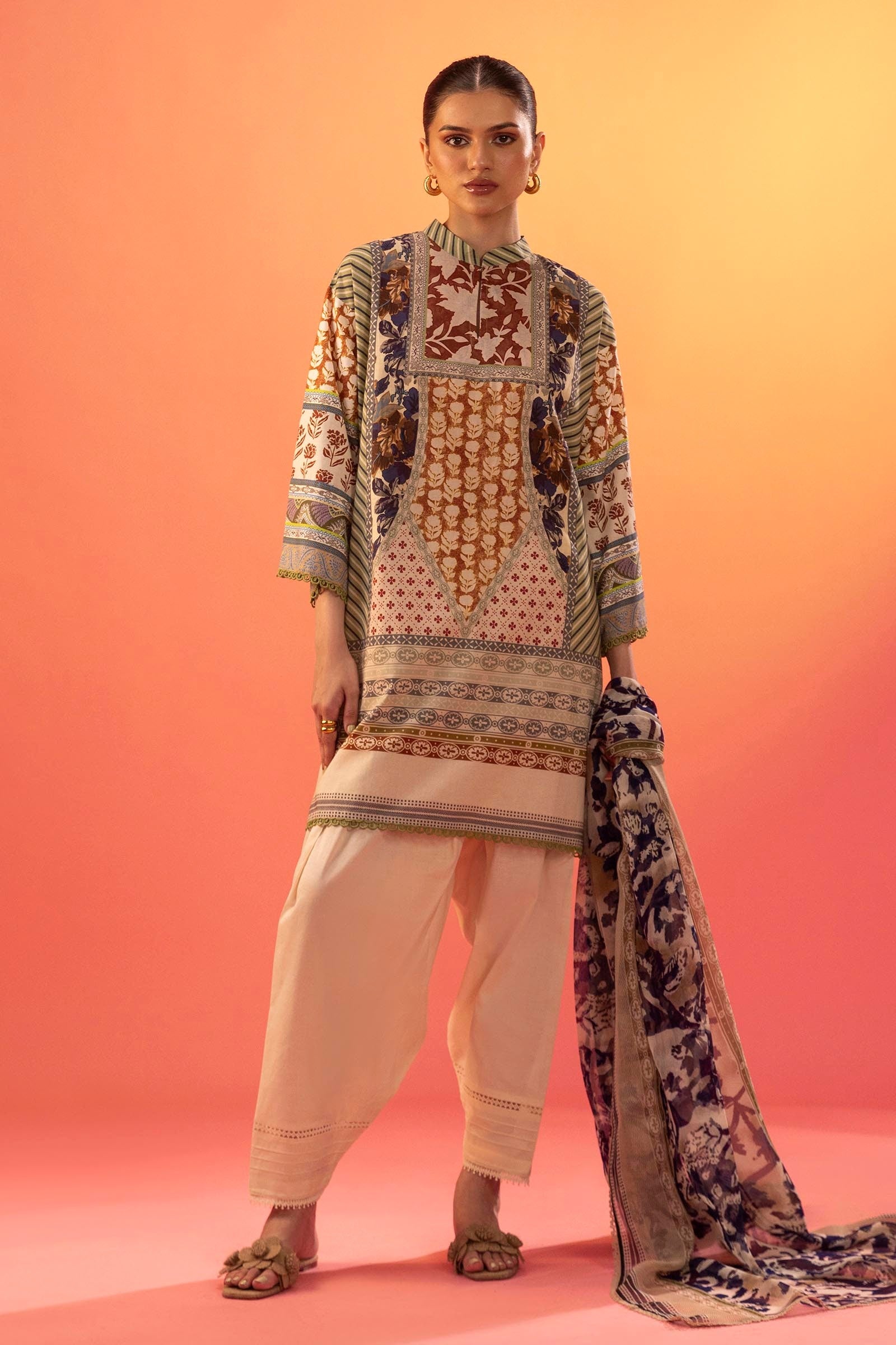 Unstitched Lawn 3 Piece Suit Main image