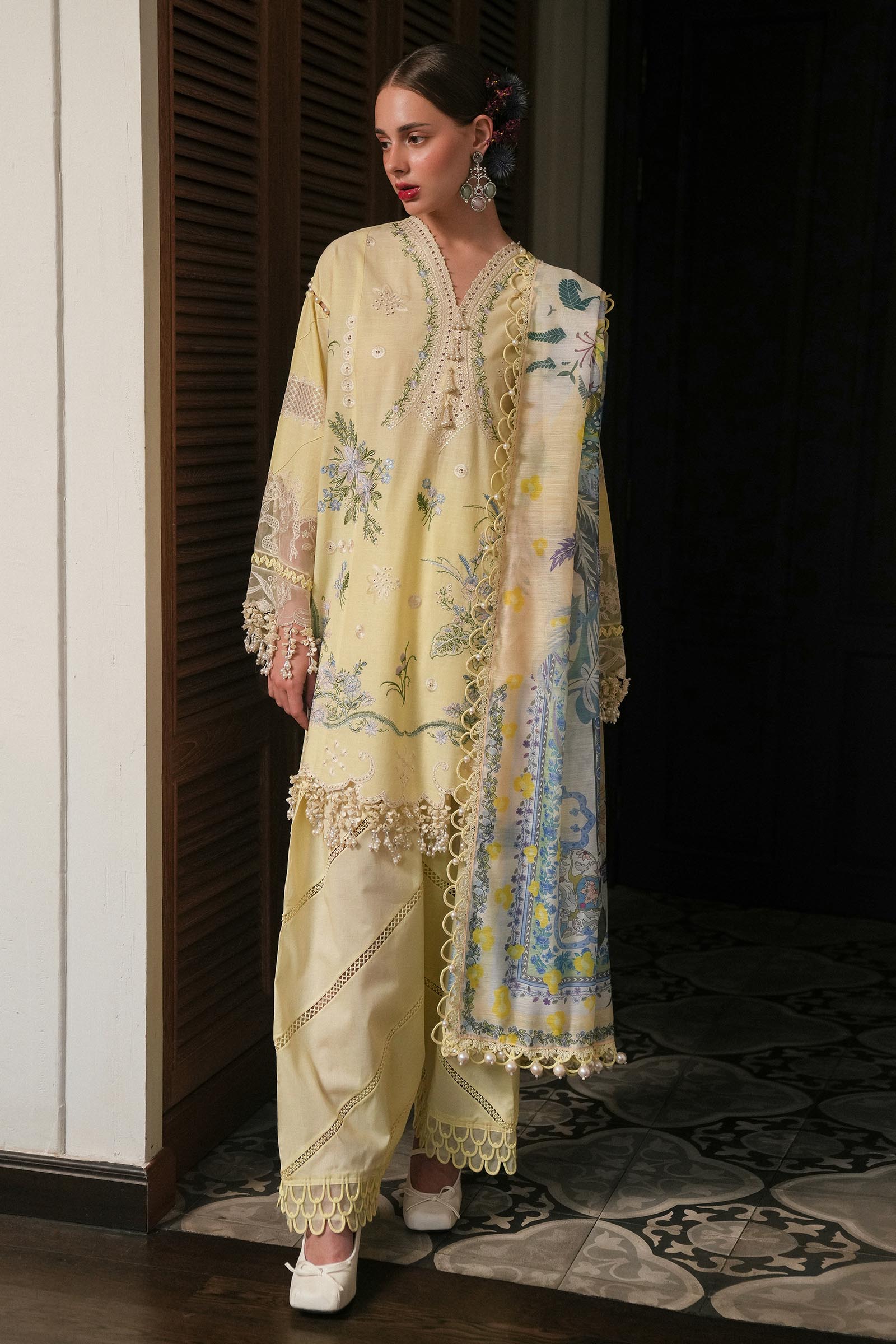 Unstitched Lawn 3 Piece Suit Main image