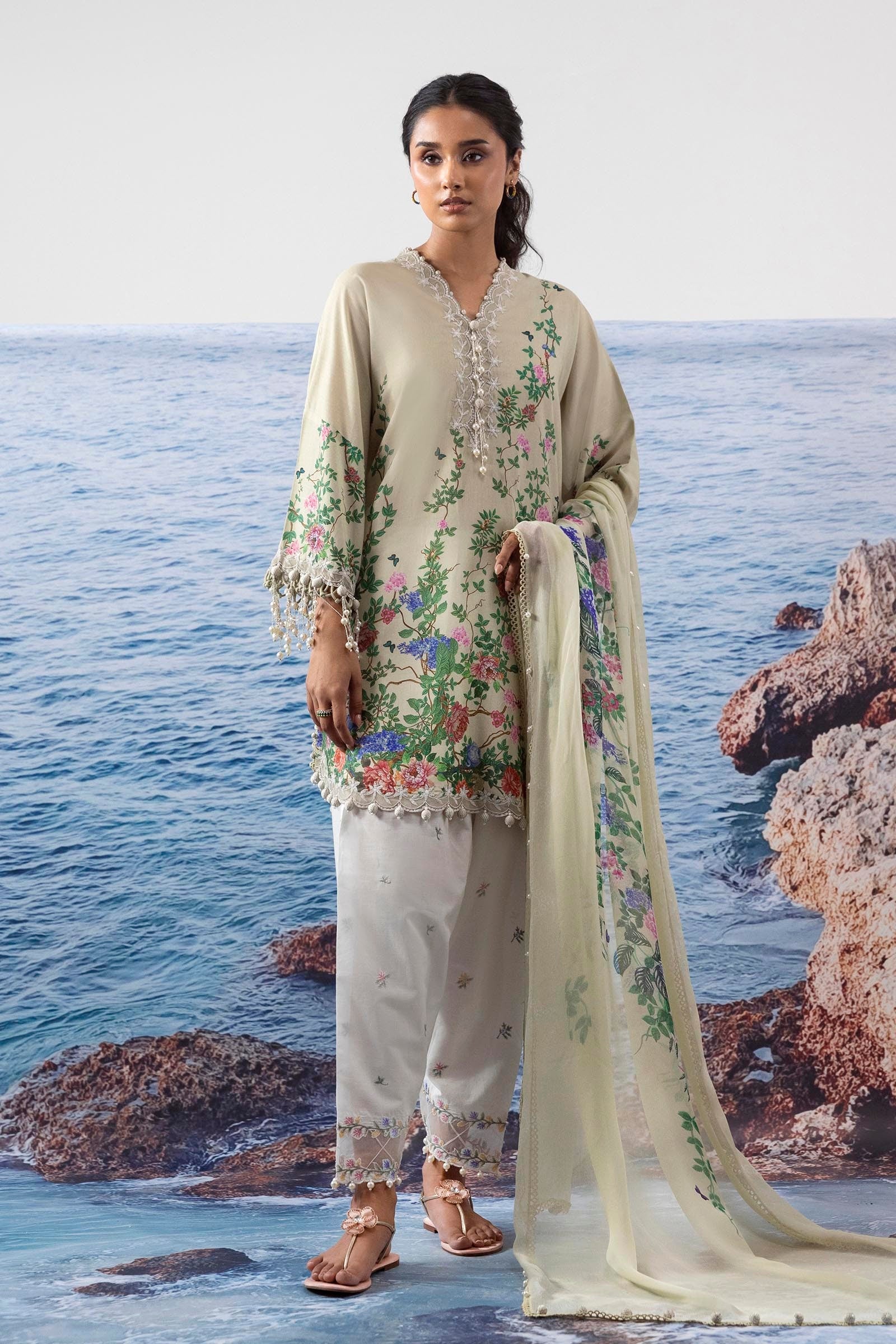Unstitched Lawn 3 Piece Suit Main image