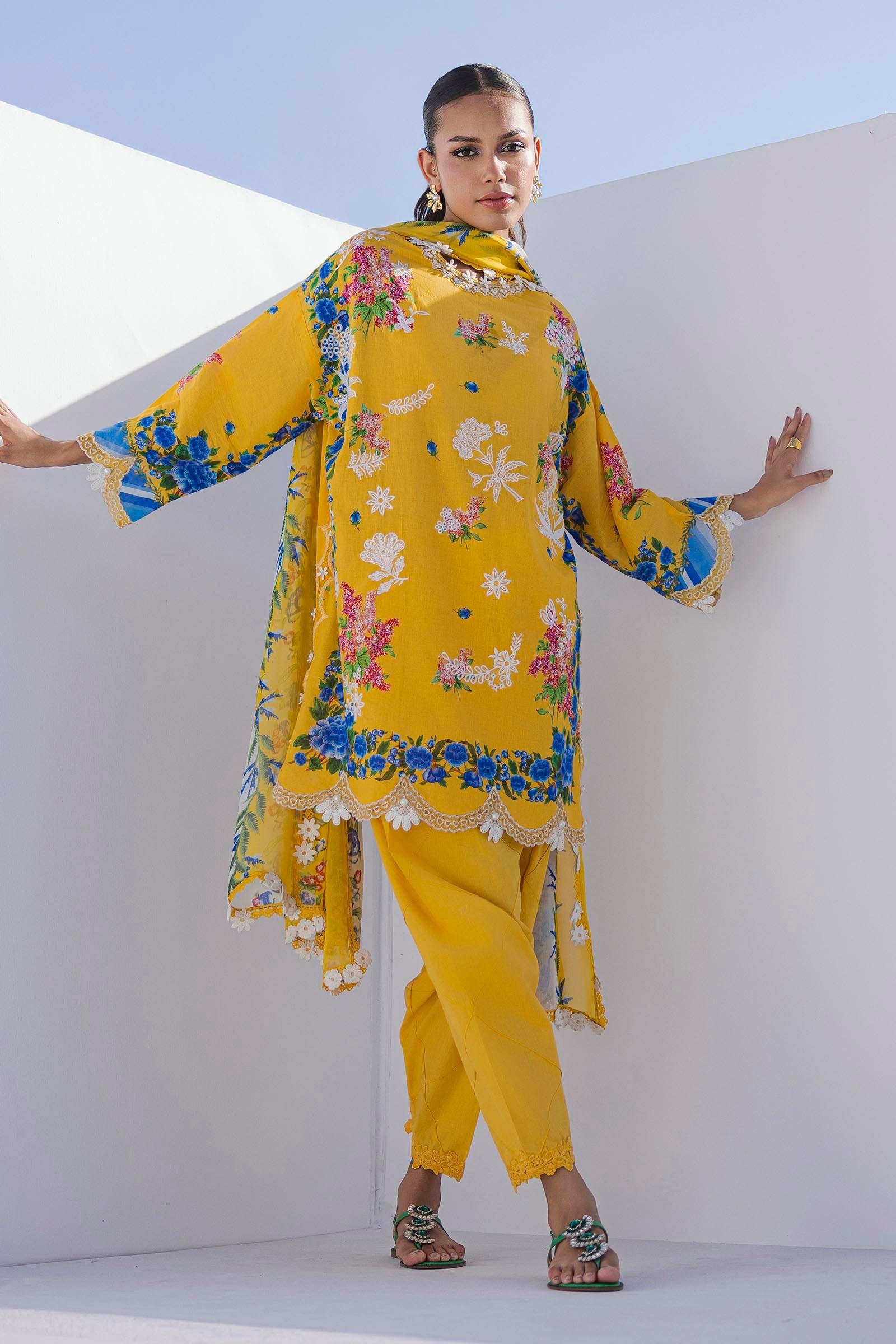 Unstitched Lawn 3 Piece Suit Main image