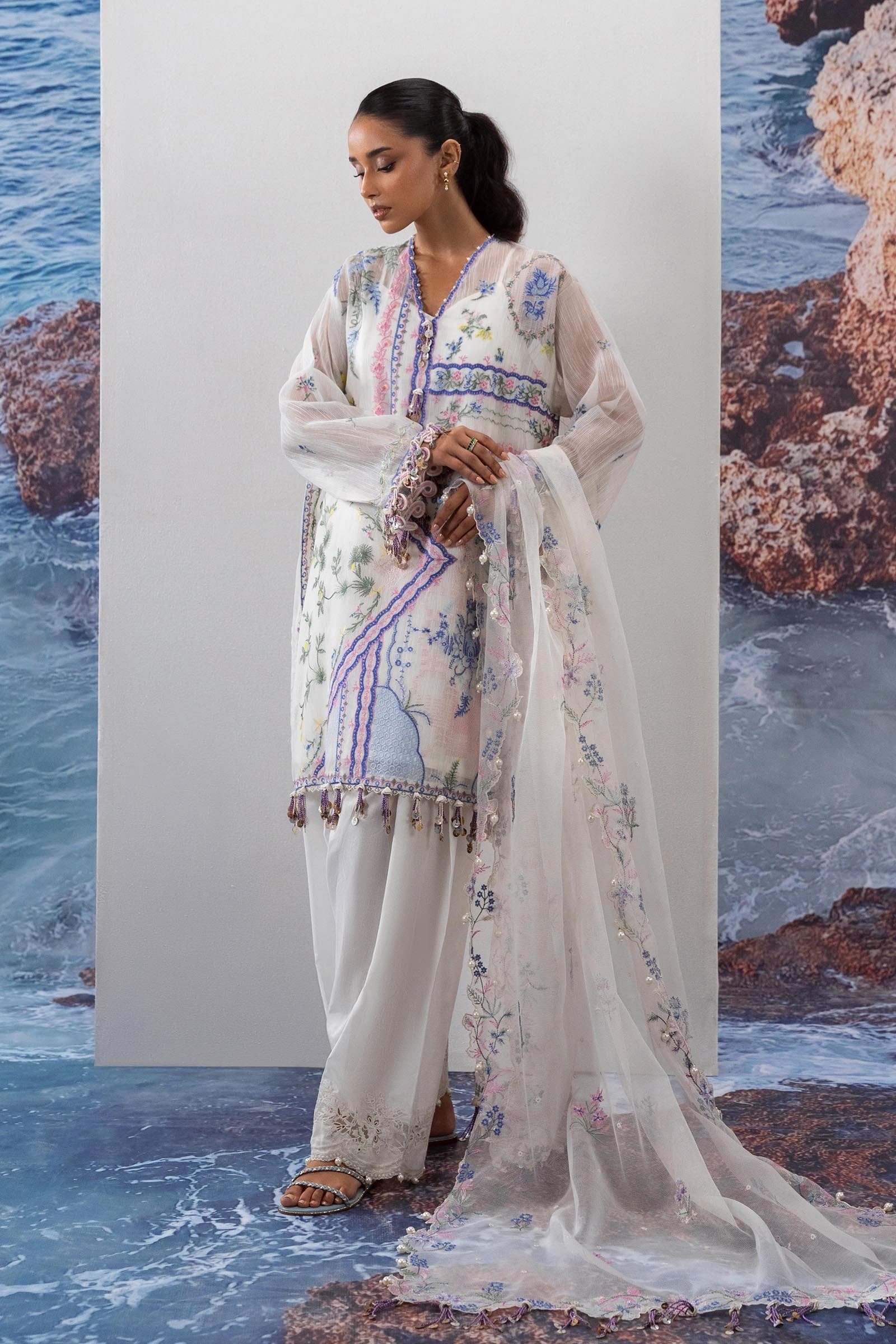 Unstitched Lawn 3 Piece Suit Main image
