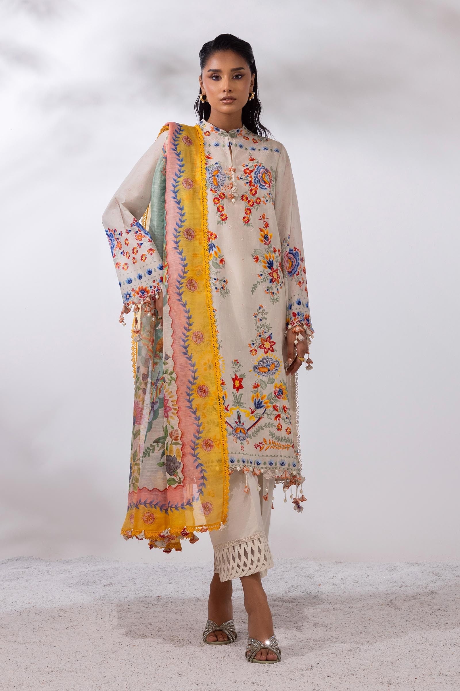 Unstitched Lawn 3 Piece Suit Main image