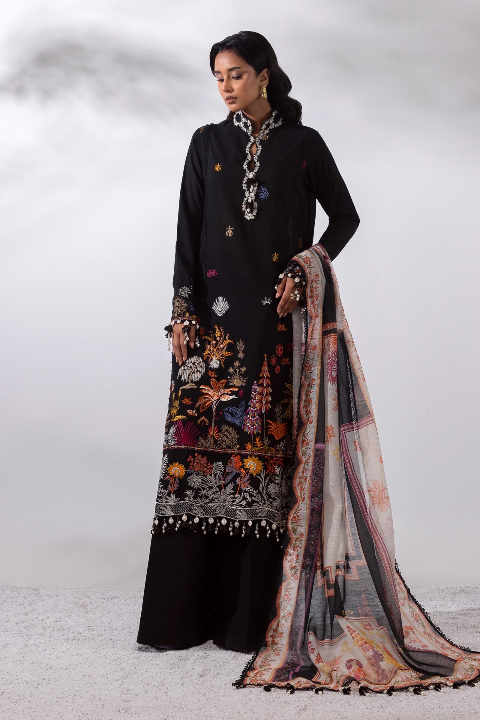 Unstitched Lawn 3 Piece Suit Main image